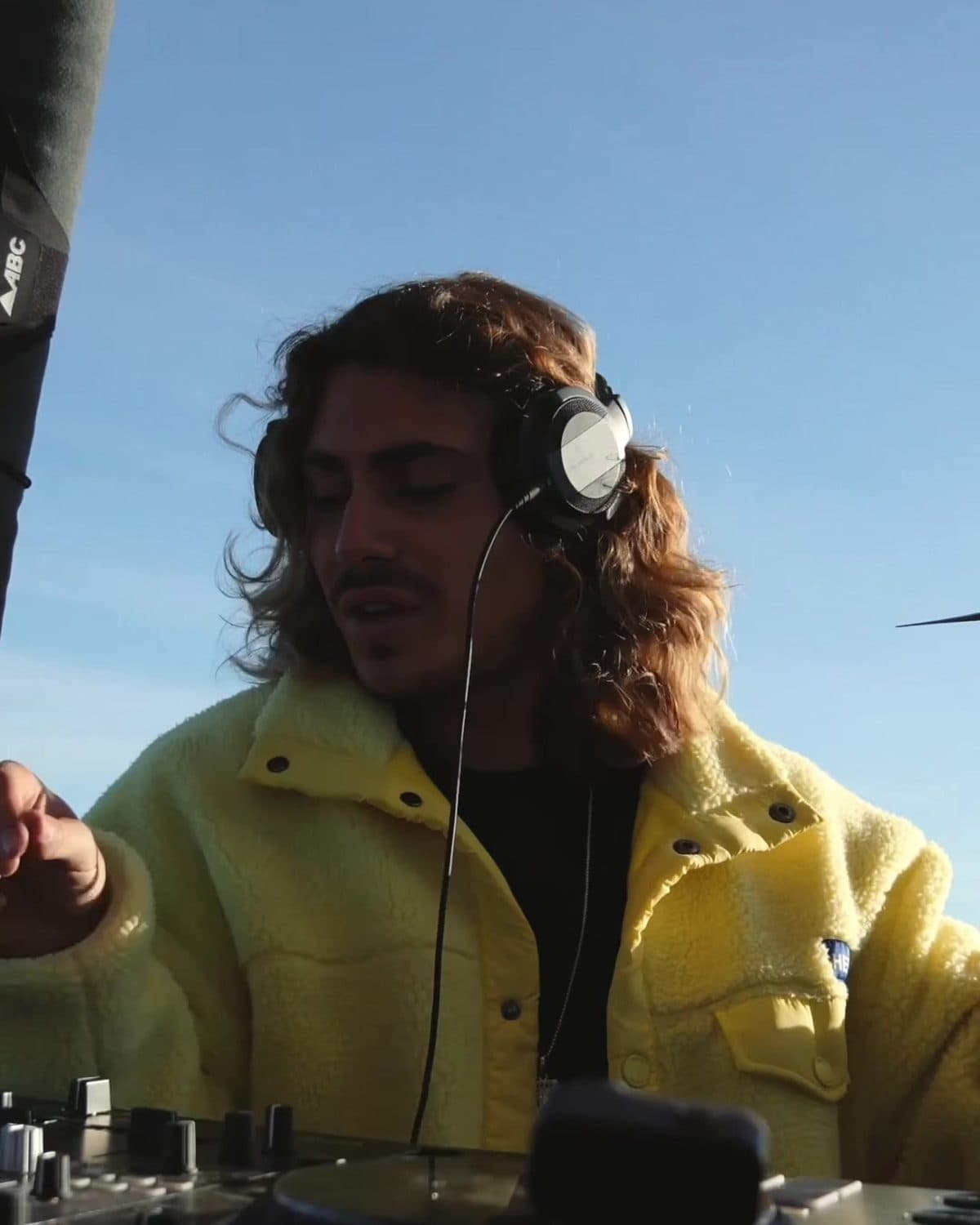 DJ Set live aux platines dans la nacelle, en vol