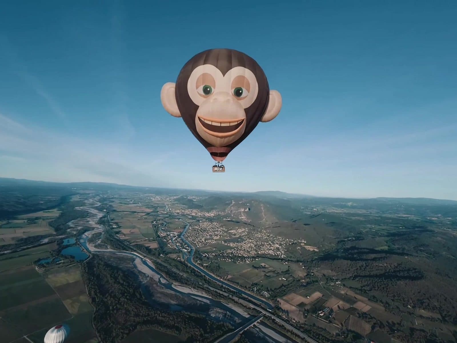 Vue aérienne d'une montgolfière au-dessus de la vallée