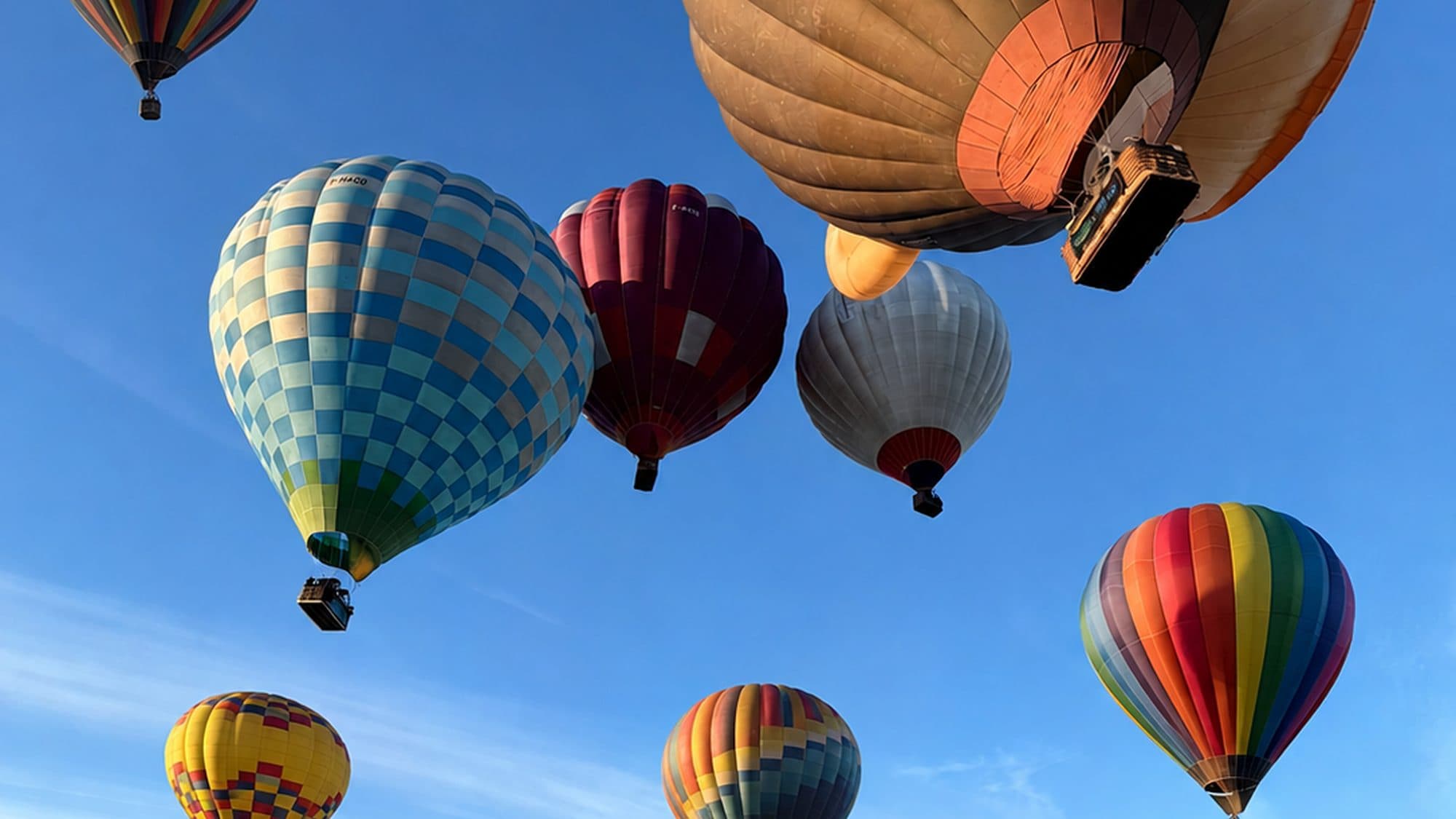 Plusieurs montgolfières en vol simultanément au-dessus du terrain