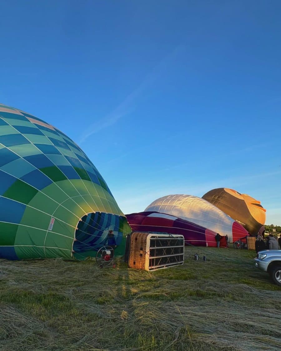 Montgolfières en cours de gonflage avant le décollage
