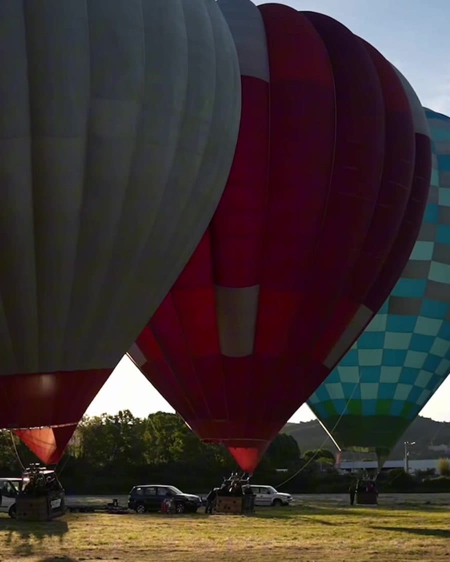Montgolfières prêtes au décollage au lever du jour